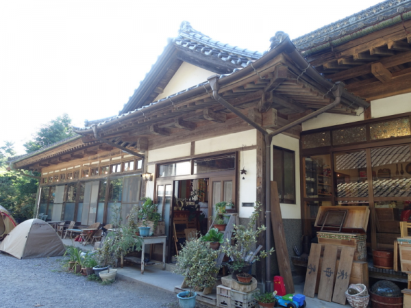 山猫堂の外観。一見本屋とは思えないような立派な古民家