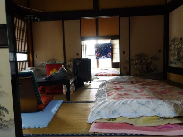 山猫堂の大広間。そのまま残されている立派な神棚が印象的