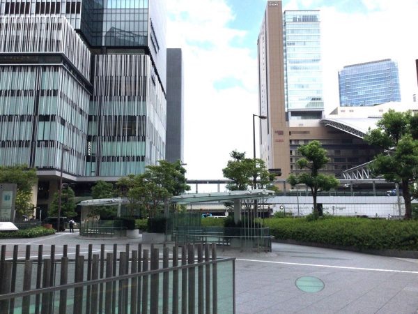 JPタワー大阪（左）から大阪駅西口方向を望む