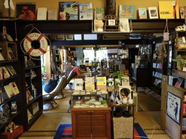 山猫堂の大広間。そのまま残されている立派な神棚が印象的