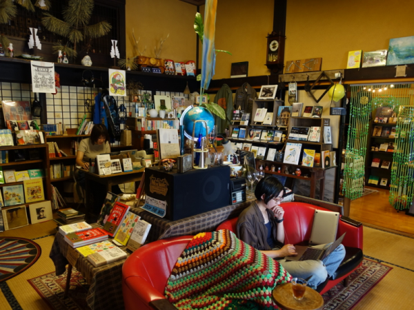 山猫堂の大広間。そのまま残されている立派な神棚が印象的