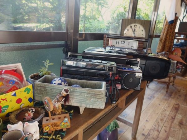 山猫堂に置かれている本の一部。音楽や芸術まで幅広いジャンルの本が並べられている