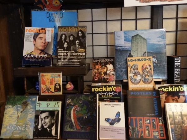 山猫堂に置かれている本の一部。音楽や芸術まで幅広いジャンルの本が並べられている