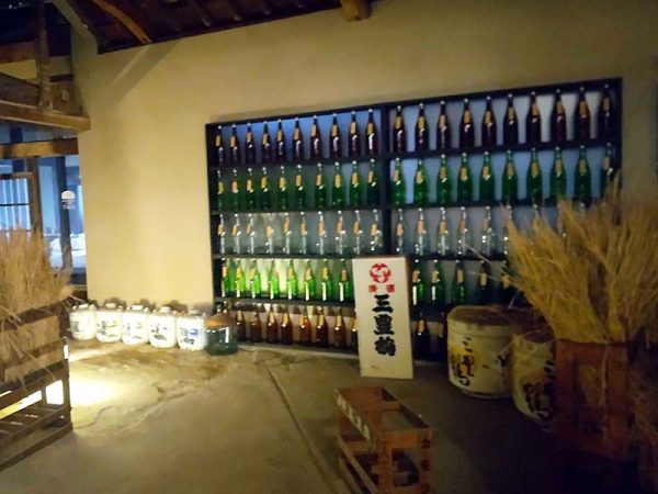 蔵の中に入ると「三豊鶴」が酒蔵であったことにリスペクトした道具や酒瓶が飾られている
