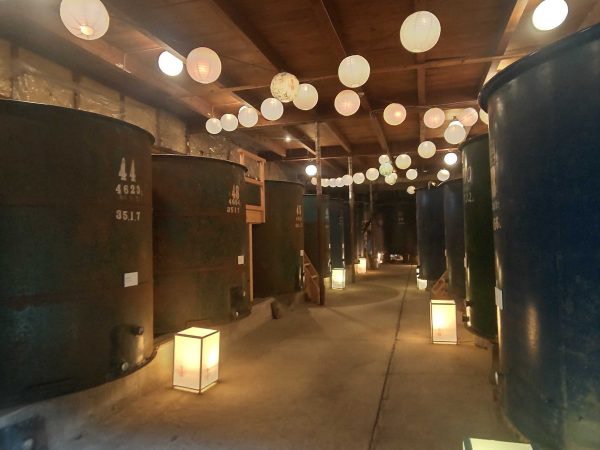 今も酒造りのタンクがそのまま並んでいる