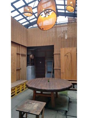 今も酒造りのタンクがそのまま並んでいる