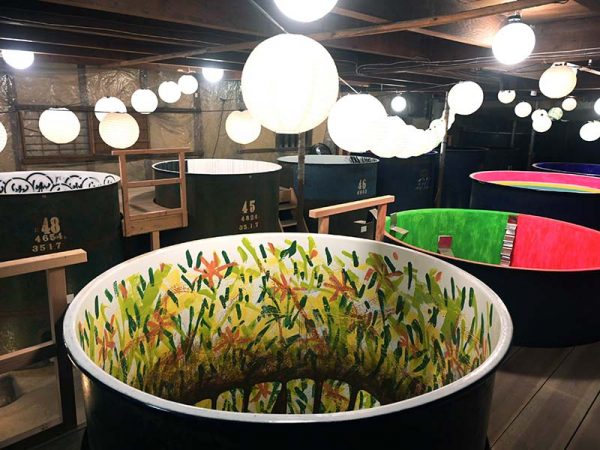 今も酒造りのタンクがそのまま並んでいる