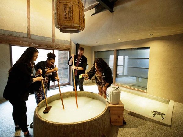 今も酒造りのタンクがそのまま並んでいる