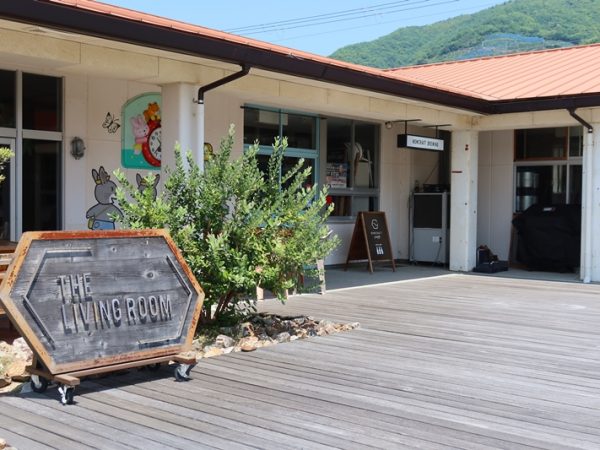 旧田殿保育所を再生した複合施設THE LIVING ROOMの一角にあるノムクラフト。ノムクラフト入口の壁に残されている絵は保育園時代からのもの。建物内のあちこちには元保育園だった記憶が残されている