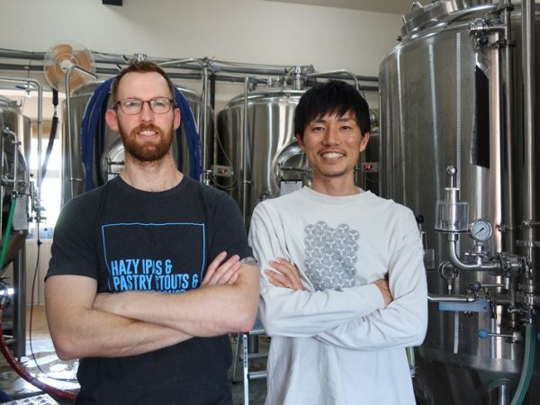 旧田殿保育所を再生した複合施設THE LIVING ROOMの一角にあるノムクラフト。ノムクラフト入口の壁に残されている絵は保育園時代からのもの。建物内のあちこちには元保育園だった記憶が残されている