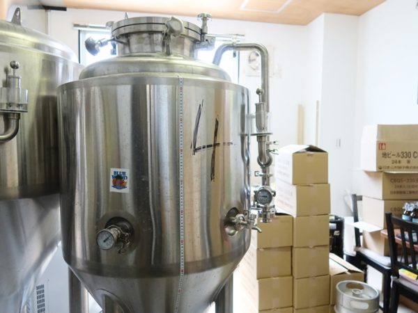 青木屋酒店なので「ブルーウッド」というネーミングは分かりやすい。児島さんが抱いているのはブルワリーのマスコット