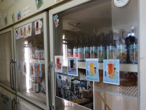 和歌山の農産物でつくられた各種のビールが冷蔵庫にずらり