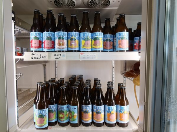 和歌山の農産物でつくられた各種のビールが冷蔵庫にずらり