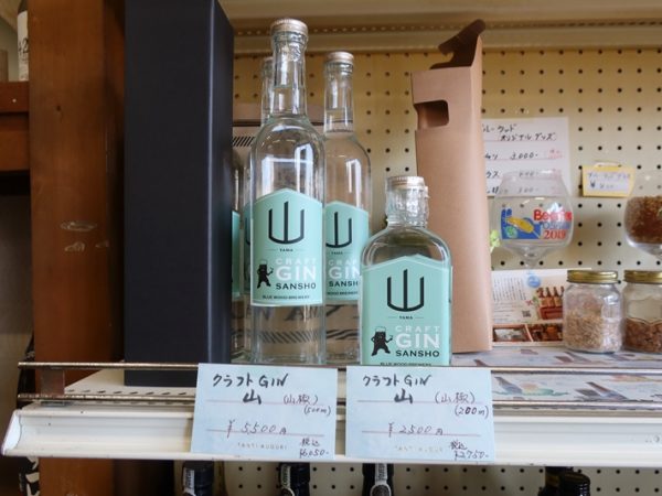 和歌山の農産物でつくられた各種のビールが冷蔵庫にずらり