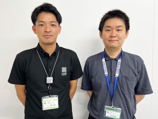 ▲霧島市リノベーションまちづくりの担当者・久木田真吾さん（右：霧島市役所商工観光部）と、プロジェクト発足当初の担当者・宮之原優聖さん（左：霧島市役所建設部）。久木田さんは兵庫県の大学を卒業後、地元へのUターンで霧島市役所へ就職。宮之原さんは学生時代に地質学を学んだことがきっかけで「霧島ジオパーク」に関心を持ち、事務局がある霧島市役所の職員になったそうだ