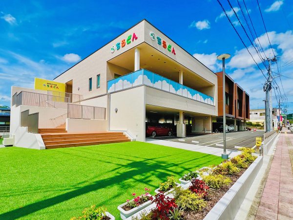 ▲木のボールプールには地元の天然木で作った木製ボールが。この木材特有のやさしい手触りも子どもたちの感性を育むきっかけになる