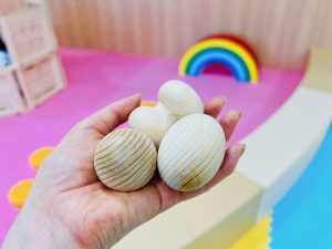 ▲木のボールプールには地元の天然木で作った木製ボールが。この木材特有のやさしい手触りも子どもたちの感性を育むきっかけになる