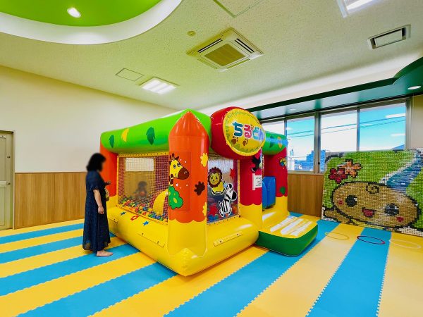 ▲カラフルなキッズスペース「あそびのひろば」は小学校3年生までの子どもとその保護者、妊娠中の方とその家族が対象で、利用登録と事前予約を行えば午前9時から午後5時まで無料で利用可能。一時預かりは生後3か月から小学校就学前の乳幼児が対象で、午前9時から午後7時まで1時間あたり400円（2人目以降半額）で利用できる