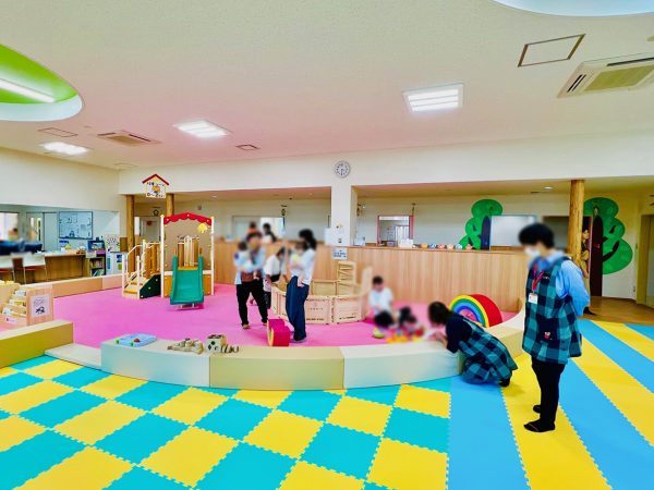 ▲木のボールプールには地元の天然木で作った木製ボールが。この木材特有のやさしい手触りも子どもたちの感性を育むきっかけになる