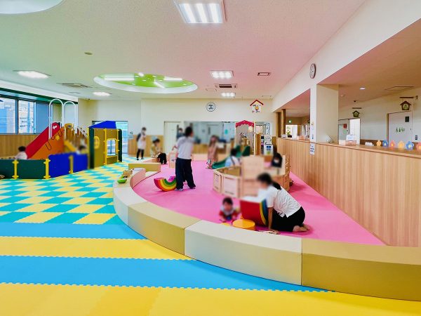 ▲カラフルなキッズスペース「あそびのひろば」は小学校3年生までの子どもとその保護者、妊娠中の方とその家族が対象で、利用登録と事前予約を行えば午前9時から午後5時まで無料で利用可能。一時預かりは生後3か月から小学校就学前の乳幼児が対象で、午前9時から午後7時まで1時間あたり400円（2人目以降半額）で利用できる