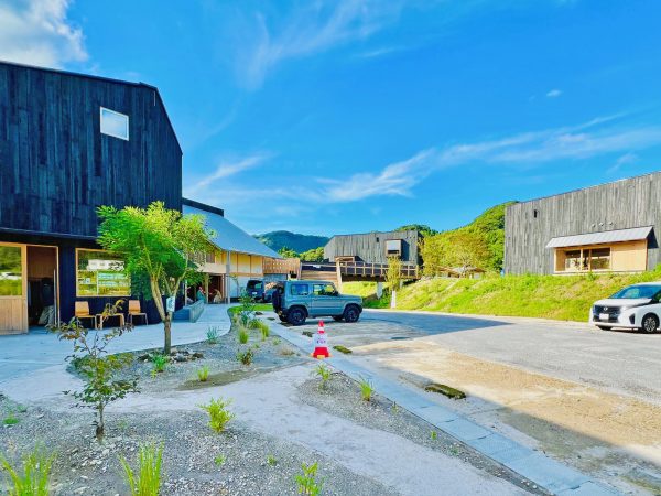 ▲『patisserie M.YANAGITA』のスペシャリテ「エクレール」は、サクサクのクッキー生地にレモンクリームがのった爽やかなスイーツで、果肉たっぷりのレモネードとも相性抜群。錦江湾を一望するガラス張りの店内でイートインできる（筆者撮影）