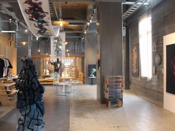 JR金山駅から徒歩10分ほどの「24PILLARS」。上をJR中央線の列車が走る