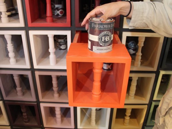 「24PILLARS」のギャラリーで印象に残るアートな棚。こちらは塗料の収納と階段になっている