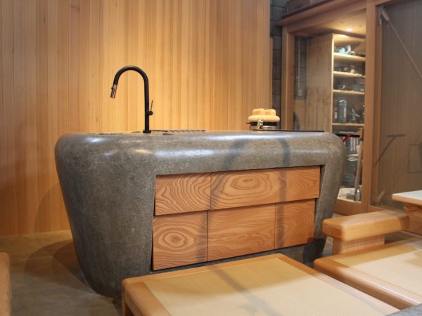 ガラス扉の奥のスタジオで、数ヶ月に一度木工のワークショップを開催。DIY用のレンタルスペースにもなり、プロ用電動工具が使い放題で1人1日1,100円。追加料金を払えば、工場で働く職人のサポートも受けられる