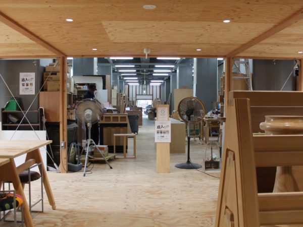 「DaLa木工」代表の勝﨑慈洋さん。「創業メンバー4人の中で私が一番ペーペーであとは上司３人。住宅ローンなどを抱えていない私が『代表になれ』と言われて今に至ります（笑）」