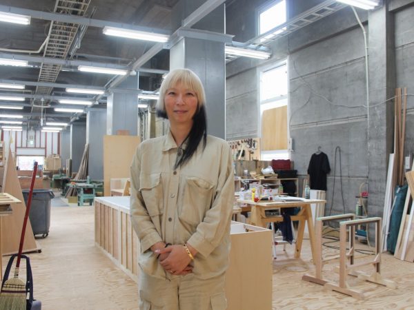 「DaLa木工」代表の勝﨑慈洋さん。「創業メンバー4人の中で私が一番ペーペーであとは上司３人。住宅ローンなどを抱えていない私が『代表になれ』と言われて今に至ります（笑）」