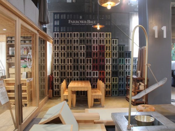 「24PILLARS」のギャラリーで印象に残るアートな棚。こちらは塗料の収納と階段になっている