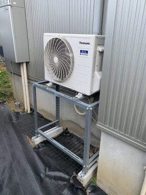 エアコンの室外機は水に浸からないよう、架台によって高い場所に設置した