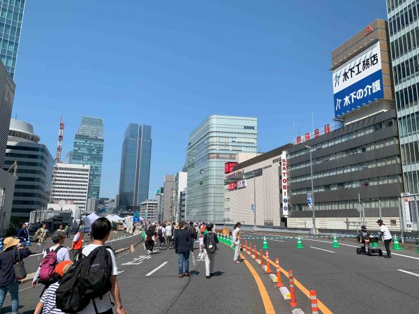 参加者がKK線を歩いている様子。ふだんは車で走り抜ける道をゆっくりと歩く