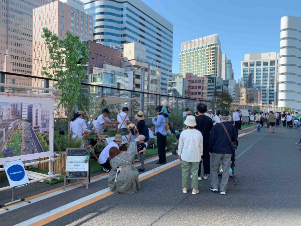 参加者がKK線を歩いている様子。ふだんは車で走り抜ける道をゆっくりと歩く