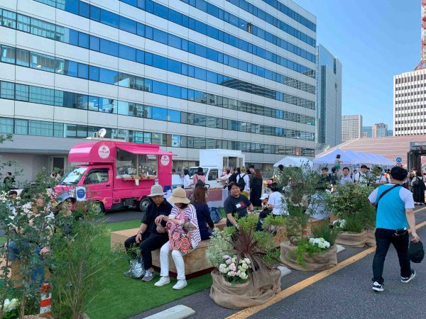 参加者がKK線を歩いている様子。ふだんは車で走り抜ける道をゆっくりと歩く