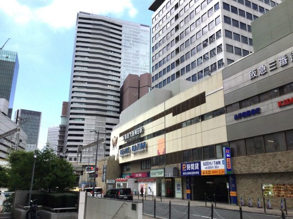 「阪急ターミナルビル」（1972年開業）の建て替え、「阪急三番街」（1969年開業）の全面改修も予定されている（2024年7月撮影）
