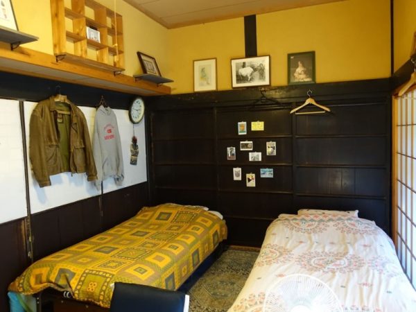 宿泊用の個室部屋。もちろんこの部屋の家具や調度品も、空き家から出てきた古物がつかわれている