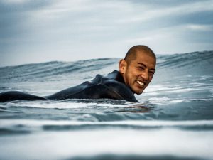 サーフィンを楽しむ小川さん。移住サポーターのメンバーは全員サーファーだ（写真提供：小川さん）