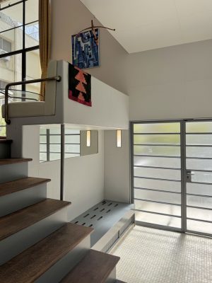 玄関。左の階段を上るとリビング（写真提供：土浦亀城アーカイブズ）