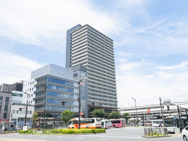 NEWCASPAの外観。写真右にはJR福山駅。そのうしろに見えるのは福山城天守