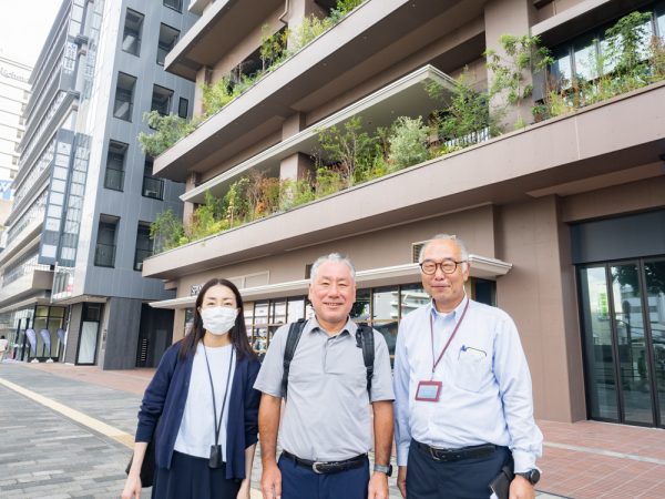 NEWCASPAの外観。写真右にはJR福山駅。そのうしろに見えるのは福山城天守