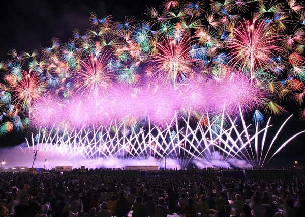 日本三大花火大会のひとつ、大曲の「全国花火競技大会」