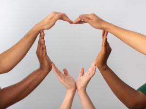 迫害、紛争、暴力、人権侵害、自然災害などが発端となり、問題が複雑に絡み合っていることも多く、グローバルな取り組みが必要とされている