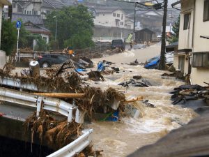 災害リスク情報は住まいを決める際の重要な判断材料になる。「不動産情報ライブラリ」はを使えば、不動産取引にて説明を受ける災害リスク情報をスマートフォンに表示される地図上から確認することができる上に、公示地価などの情報と重ねて表示させることができる。