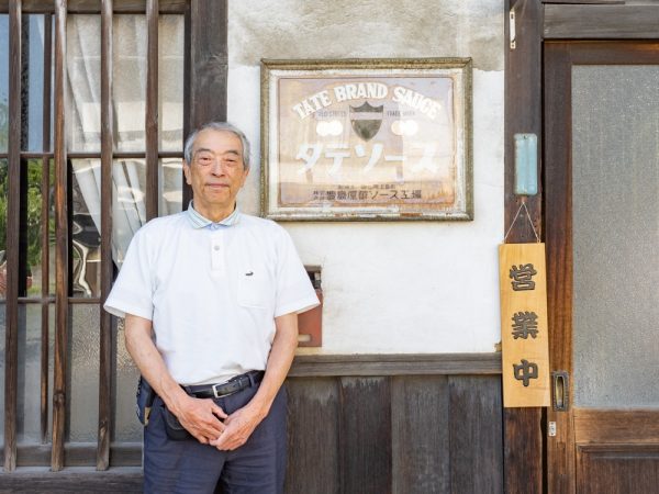 1720年（享保5年）に綿・海産物の問屋として創業した老舗・豊島屋。明治になって醤油醸造を始め、昭和初期より「タテソース」ブランドのソース製造を開始。近年は「激辛ソース」が人気の調味料メーカーとなった