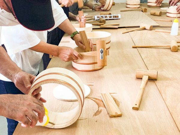 1915年（大正4年）創業の老舗・立花容器の見学風景（提供：赤澤 雅弘）