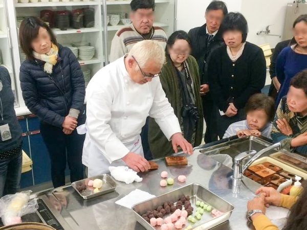 仲買町にある1878年（明治11年）創業の老舗酒蔵・菊池酒造。「燦然（さんぜん）」などの銘柄で知られ、こだわりの酒造りを展開する