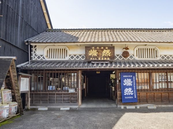 仲買町にある1878年（明治11年）創業の老舗酒蔵・菊池酒造。「燦然（さんぜん）」などの銘柄で知られ、こだわりの酒造りを展開する