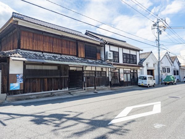 1720年（享保5年）に綿・海産物の問屋として創業した老舗・豊島屋。明治になって醤油醸造を始め、昭和初期より「タテソース」ブランドのソース製造を開始。近年は「激辛ソース」が人気の調味料メーカーとなった