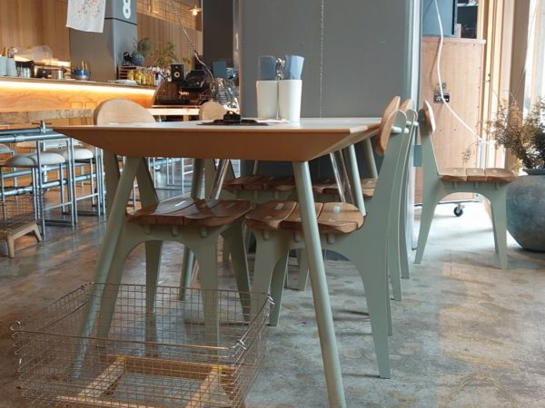 JR金山駅から徒歩10分ほどの「24PILLARS」。上をJR中央線の列車が走る